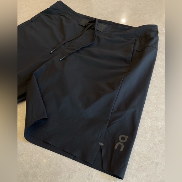 On Running Hybrid Shorts In Black Size XL - Picture 5 of 17